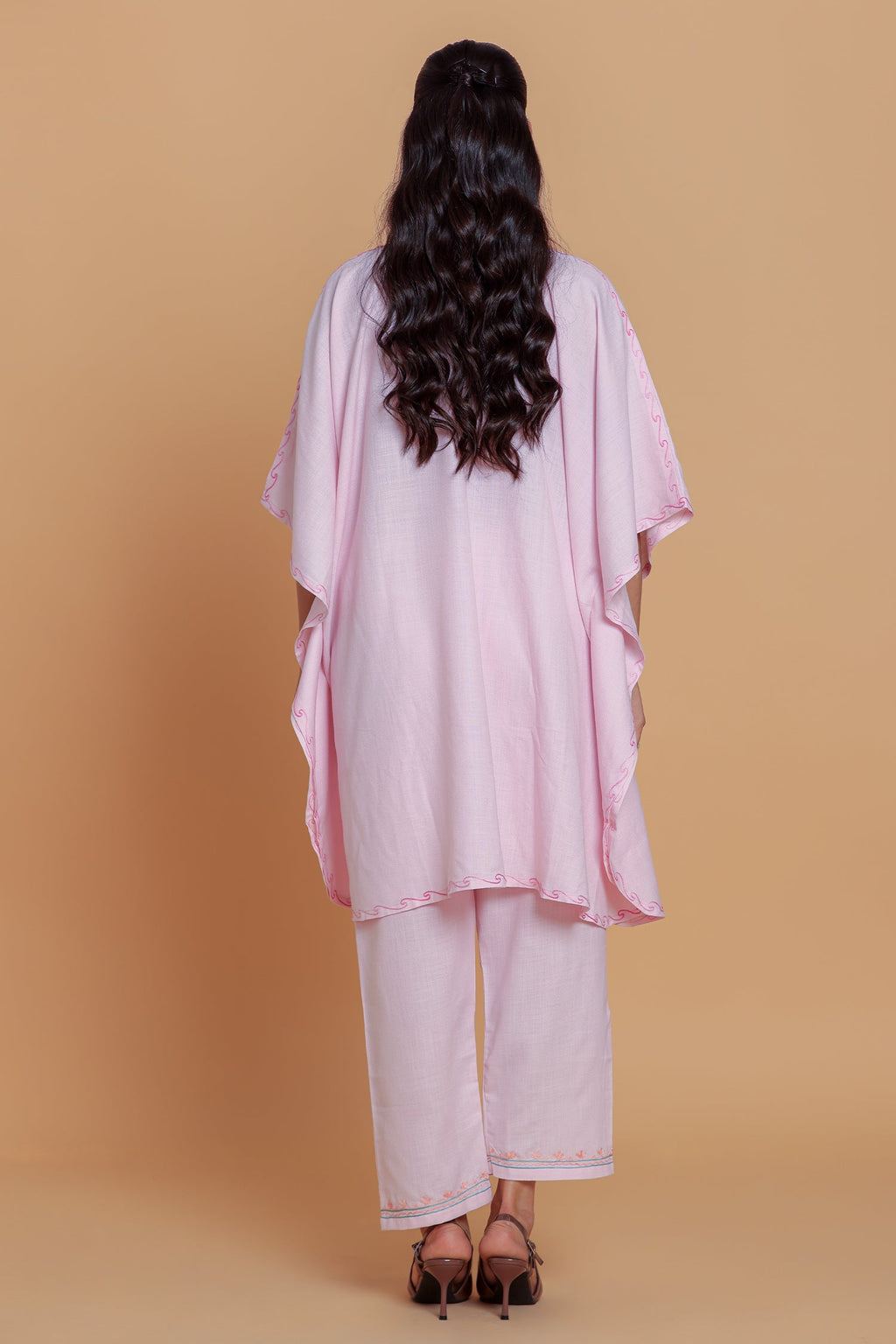 Arti chauhan In Cotton Kaftan Set in Kashmiri Aari - Pink