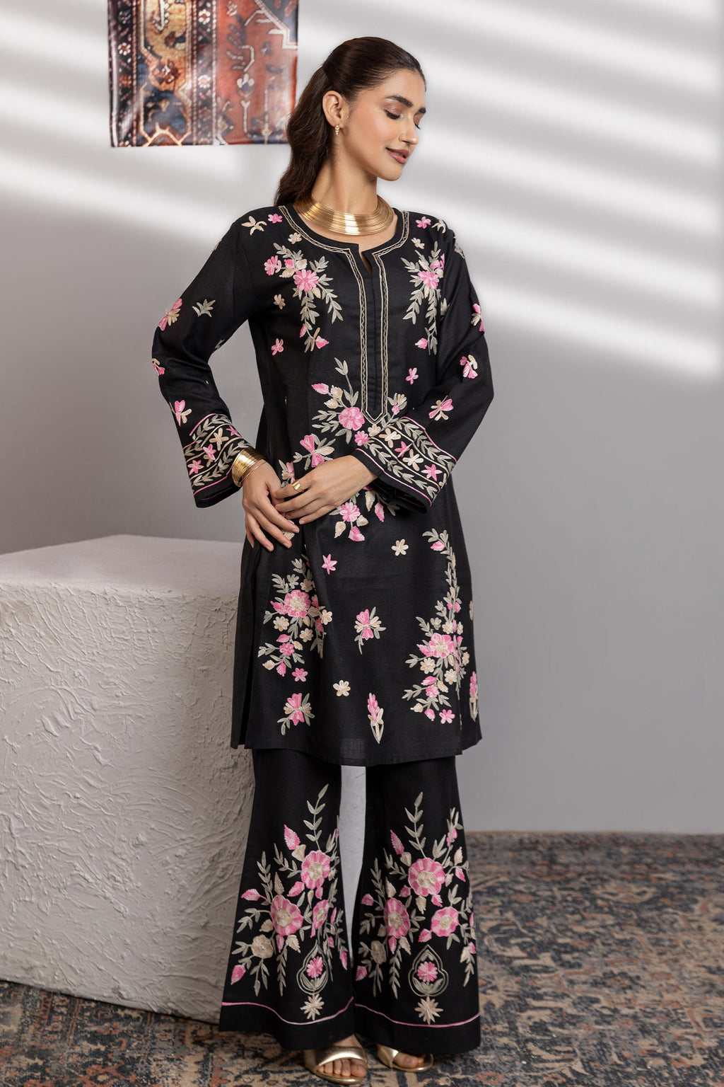 Cotton Kashmiri Aari Kurta Set With Bellbottom - Black